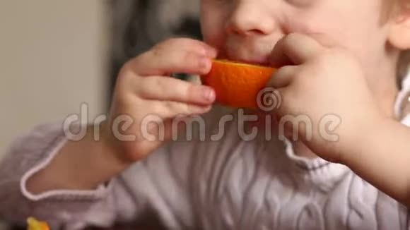 小宝宝吃一片成熟的橘子视频的预览图