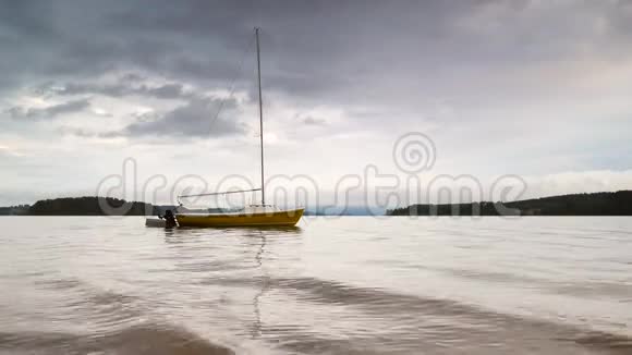在漆黑的黄昏里普诺湖上停泊黄色的帆船懒洋洋的浪荡视频的预览图