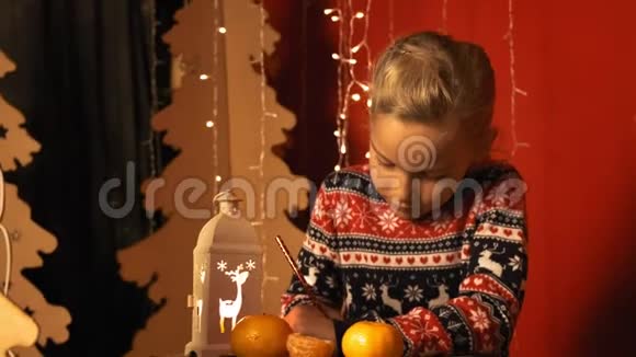可爱的小女孩带着灯笼慢动作地在平安夜给圣诞老人写信视频的预览图
