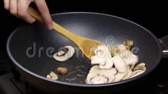 切碎的蘑菇片和鸡肉片在炒锅里用油煎与香瓜烹饪过程的一部分视频的预览图