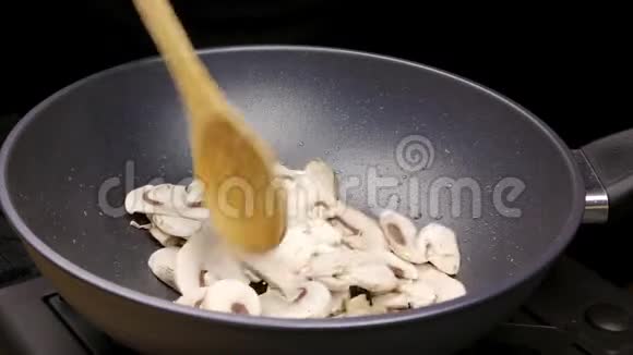 切碎的蘑菇片和鸡肉片在炒锅里用油煎与香瓜烹饪过程的一部分视频的预览图