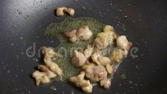 切好的鸡片用炒锅里的生物油炒成烹饪过程的一部分在自制食谱上关闭视频的预览图