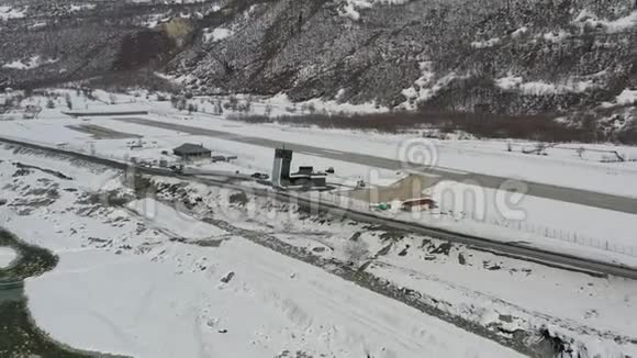 山上的机场有很多雪和惊人的背景4K视频的预览图