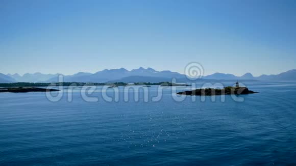 在海岸附近航行蓝色的北海伴着峡湾的阳光在水中闪耀视频的预览图