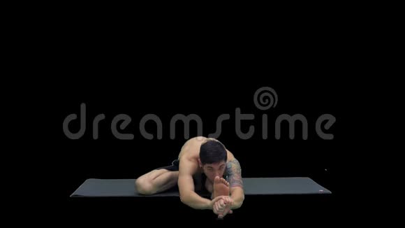 男子在座位Marichyasana瑜伽姿势伸展腿和脊柱锻炼阿尔法通道视频的预览图