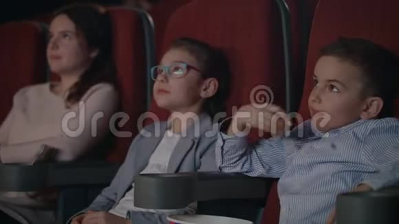 孩子们在电影院受惊害怕的孩子用手捂住脸视频的预览图