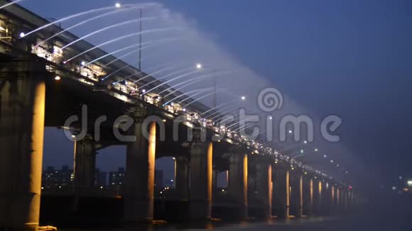 韩国首尔半坡大桥大桥喷泉或月光虹喷泉视频的预览图