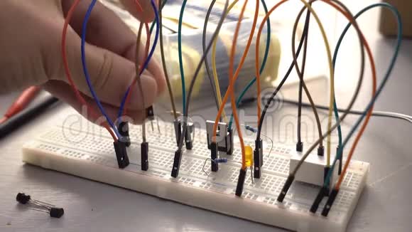 制造商学生或电子工程师在面包板上开发电子电路原型视频的预览图