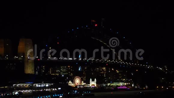 悉尼生动的悉尼海港大桥上的照明灯是一年一度的光音乐和思想节日在悉尼举行视频的预览图