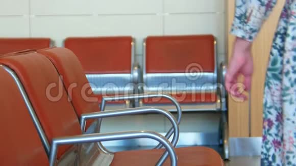 身着穆斯林服装的漂亮女孩坐在候诊室的椅子上视频的预览图