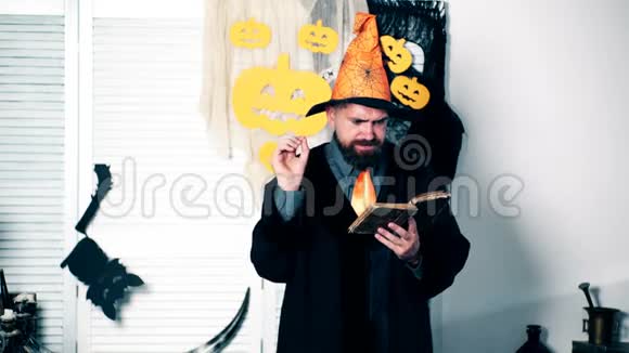 万圣节庆祝概念巫师用手读那本旧书和手势万圣节魔术视频的预览图
