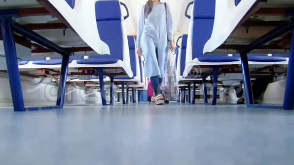 年轻的穆斯林妇女走进火车车厢视频的预览图