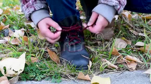 秋天和孩子们一起在户外鞋带视频的预览图