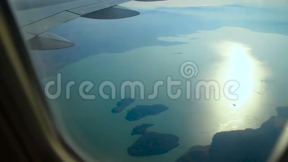 飞机飞越湖面视频的预览图