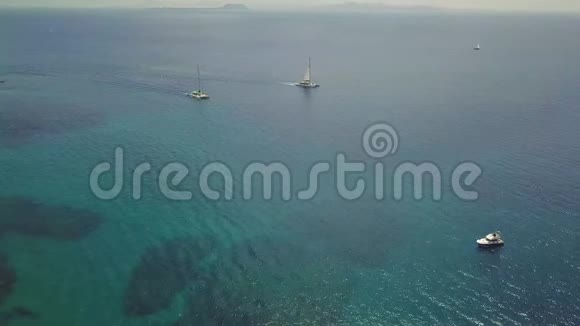 福尔特文图拉罗波斯岛的鸟瞰图从西班牙卡纳里斯兰扎罗特帕帕加约海岸看到的海洋和岛屿视频的预览图