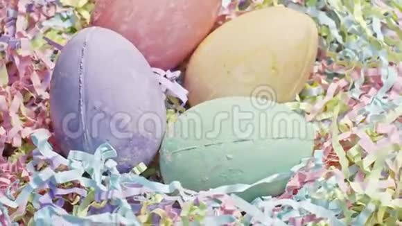 复活节彩蛋在彩色彩纸背景视频的预览图