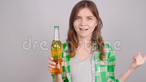 带着一瓶啤酒的年轻女人视频的预览图