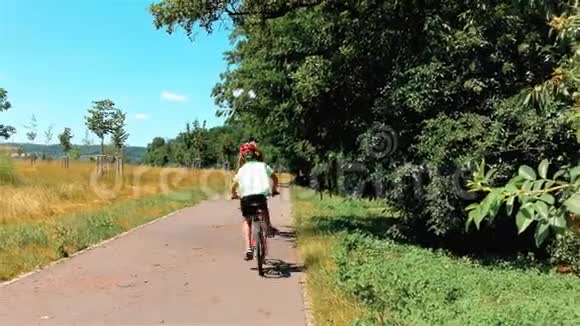 女子及青年男子夏季单车乡村道路单车视频的预览图