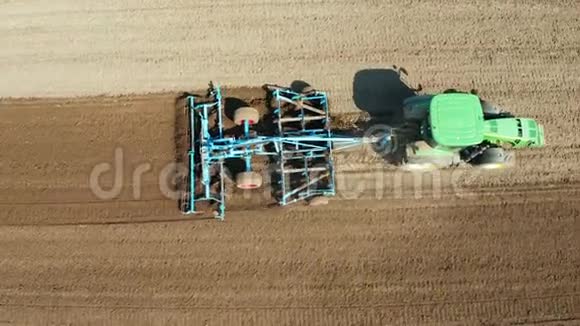 拖拉机和圆盘耙在农田上拖拉机在犁地上俯视农业种植领域视频的预览图