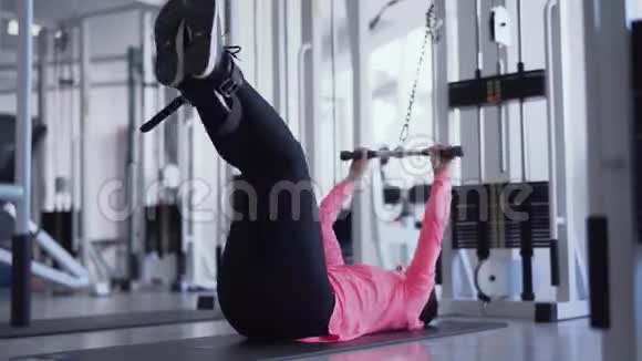 女性在健身房里把体重贴在腿和手上健身房里的人视频的预览图