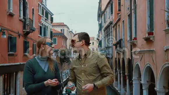 一对穿着威尼斯面具扔纸屑的夫妇视频的预览图