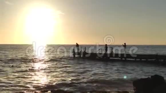 日落时码头上的渔夫视频的预览图
