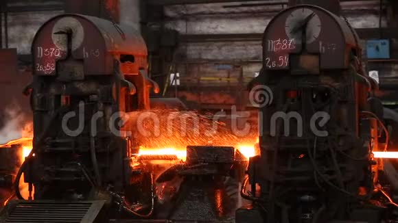 冶金学移动钢铁的机器令人印象深刻视频的预览图
