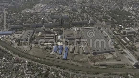 无人驾驶从上面看在市中心是一个老工厂视频的预览图