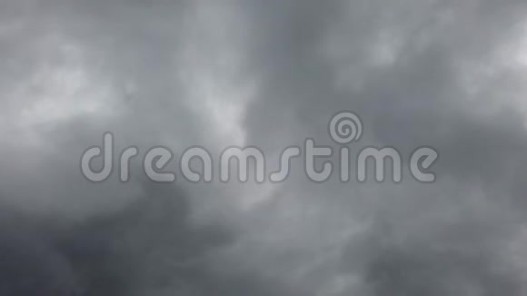 慢慢地看着天空中布满了可怕的雨云视频的预览图