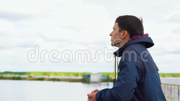 一个年轻人站在桥上望着远处视频的预览图