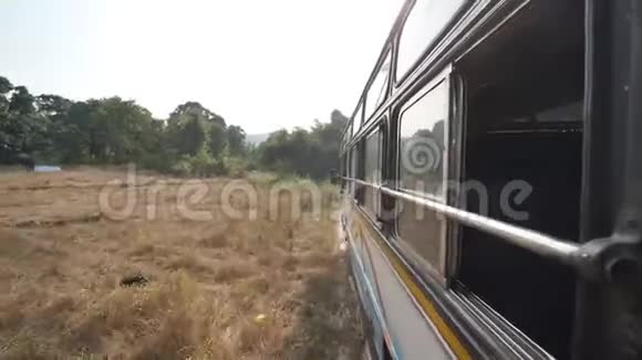 从印度一辆城际巴士的窗户上看到的果阿州视频的预览图