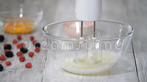 厨房搅拌机将蛋清打成厚厚的泡沫视频的预览图