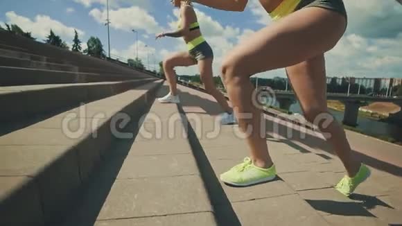 女子跑步运动员在室外爬楼梯奔跑的鞋子和腿紧紧地视频的预览图