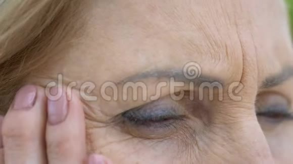 老年妇女患有严重偏头痛按摩太阳穴血压视频的预览图