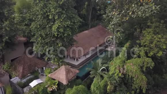 热带温泉度假村在丛林中部的空中拍摄户外区域视频的预览图