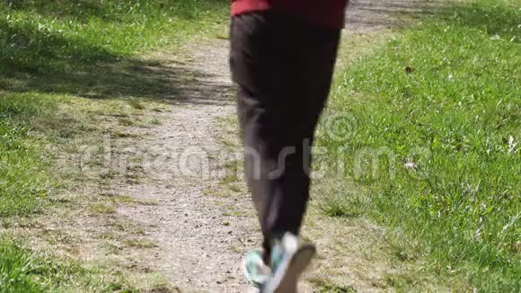 跑步者的脚在乡村的道路上奔跑视频的预览图