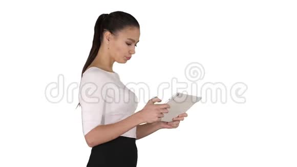 漂亮的年轻成年女人在白色背景上玩平板电脑游戏很开心视频的预览图