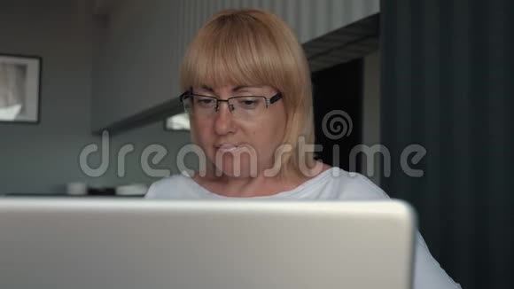 女人是看电脑屏幕的商人一个女孩把眼镜戴在眼睛上在办公室工作视频的预览图