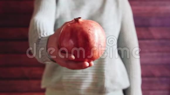 红石榴或石榴在手新鲜水果作为健康食品视频的预览图