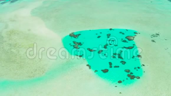明亮的泻湖清澈的水和珊瑚俯视海洋环礁上的海面视频的预览图