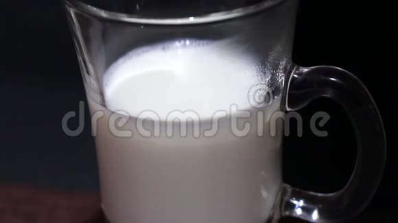 一杯牛奶和咖啡慢动作视频的预览图