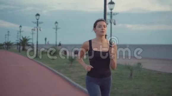 哈代女人晚上独自在公园里跑步呼吸着新鲜空气视频的预览图