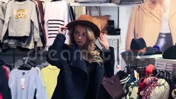 购物在服装店里戴帽子的漂亮女孩视频的预览图