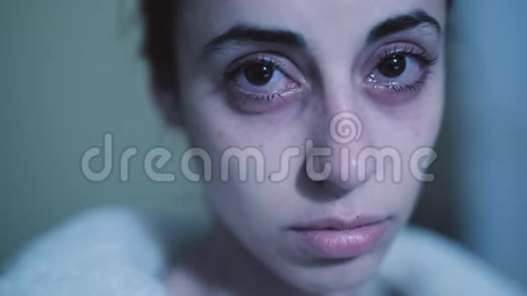 一个哭得很伤心的女人视频的预览图