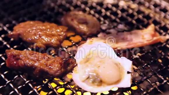 中式烧烤烤架上的猪肉和牛肉高清视频的预览图