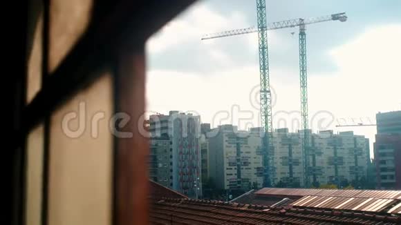 从废弃工业建筑生锈的旧窗户俯瞰巴塞罗那视频的预览图