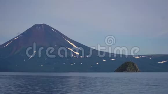 伊里辛斯基火山库尔勒湖堪察卡俄罗斯视频的预览图