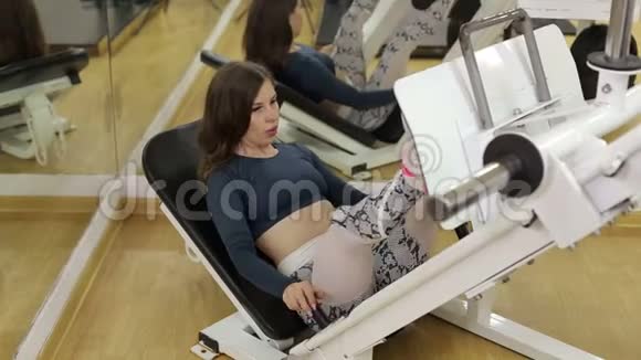 一个强壮的运动女孩在健身房训练她腿上的肌肉视频的预览图