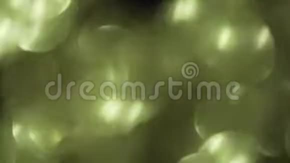 暗金透镜耀斑和折射黄金闪闪发光的波克在一个丰富的黑暗背景视频的预览图
