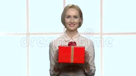 迷人的女人送礼物盒视频的预览图
